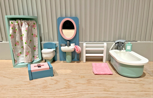 Toy van wooden - le, bathroom