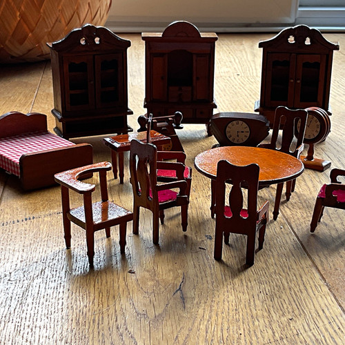 Wooden doll house - 1:12,